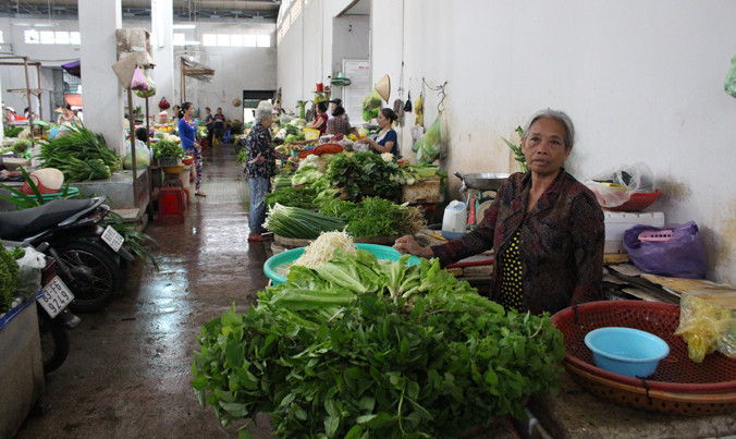 Sạp rau ế ẩm của bà Sa.