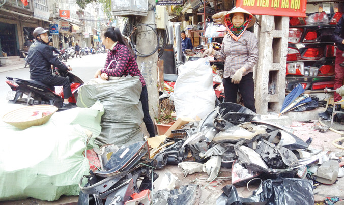Một số phụ tùng ô tô được chủ cửa hàng trên phố Đồng Nhân bán thanh lý cho đồng nát. Ảnh: M.Đ