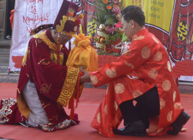 Chiếc ấn được trao trịnh trọng trong buổi lễ.