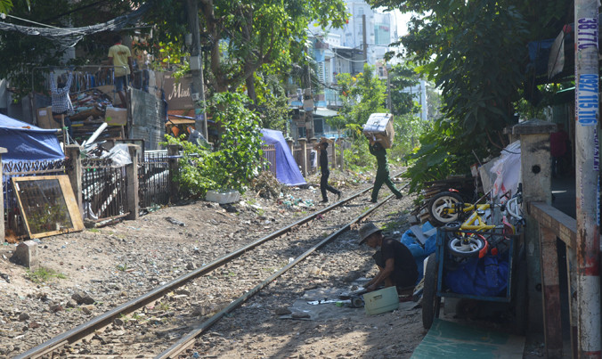 Người dân phá rào đường sắt làm lối đi tắt