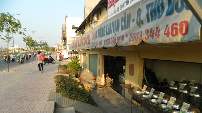 Nhà dân ở phường Linh Đông (quận Thủ Đức) biến thành hang sau khi làm đường Phạm Văn Đồng. Ảnh: Huy Thịnh