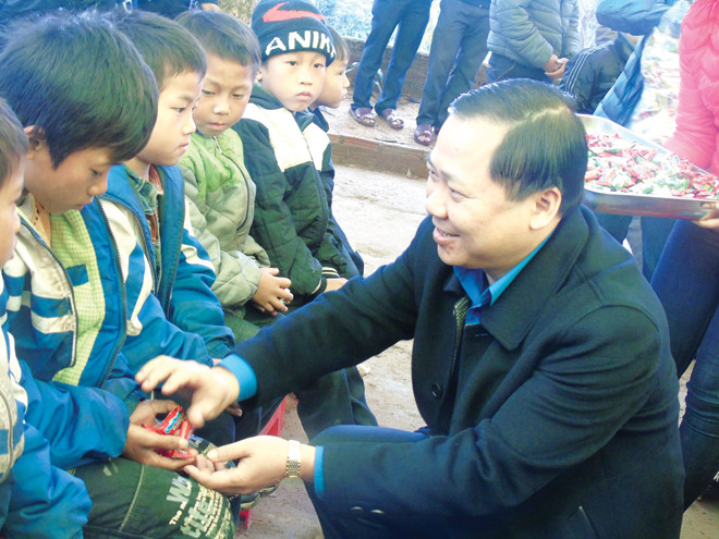 Bí thư T.Ư Đoàn, Chủ tịch T.Ư Hội LHTN Việt Nam Nguyễn Phi Long trao quà cho các em học sinh PTDT bán trú Tiểu học và THCS Túc Đán. Ảnh: Hạ Hòa