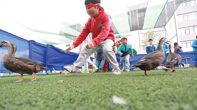 Học sinh Trường Vinschool chơi các trò chơi dân gian trong trường học.