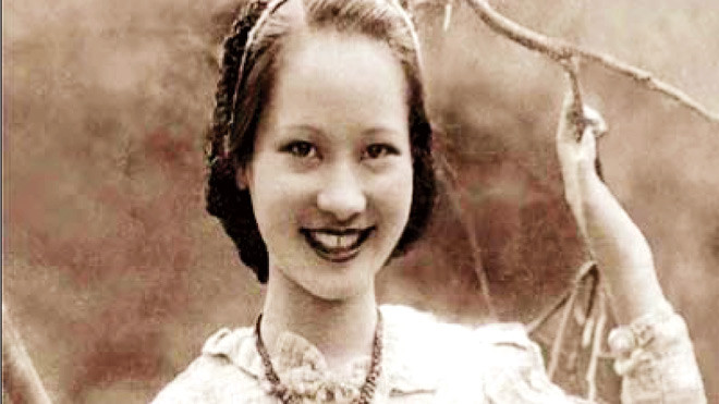 Cô Hòa Vân trong bộ y phục tân thời mùa Thu của Lemur 1983. Tư liệu của gia đình bà Hòa Vân