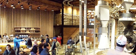 Quán cà phê trình diễn của Starbucks: Khách uống có thể quan sát quy trình từ hạt đến ly cà phê.