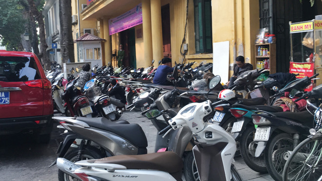 Điểm trông xe trên phố Đinh Lễ vừa bị liên ngành xử phạt vì thu quá giá