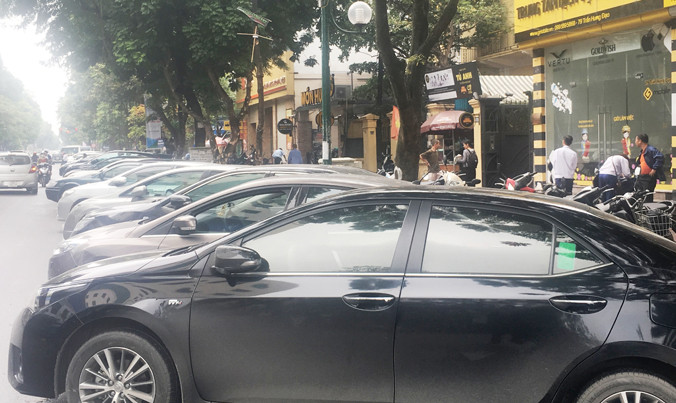 Thay vì đỗ chéo như hiện nay, sắp tới chỗ đỗ xe trên phố Trần Hưng Đạo sẽ chuyển sang đỗ theo công nghệ hàng dọc. Ảnh: Anh Trọng