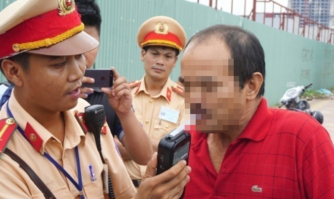 Kiểm tra nồng độ cồn người điều khiển phương tiện giao thông. Ảnh: Nguyễn Hoàn