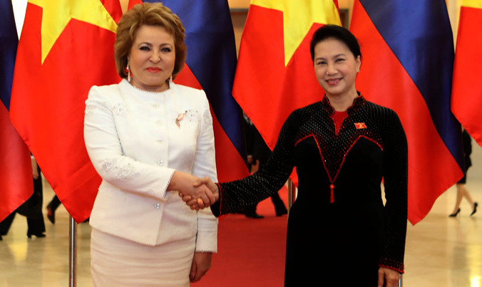 Chủ tịch Quốc hội Nguyễn Thị Kim Ngân đón Chủ tịch Hội đồng Liên bang Nga Valentina Ivanovna Matviyenko. Ảnh: TTXVN