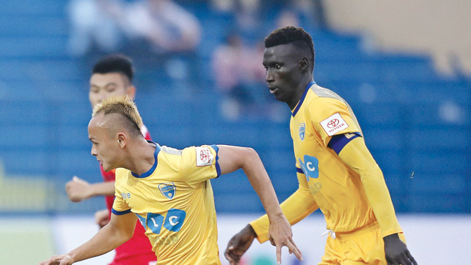 Không phục án phạt nặng của Ban Kỷ luật VFF dành cho hành vi tục tĩu của đội trưởng Omar (phải), lãnh đạo tập đoàn FLC đe doạ rút khỏi V-League 2017. Ảnh: VSI