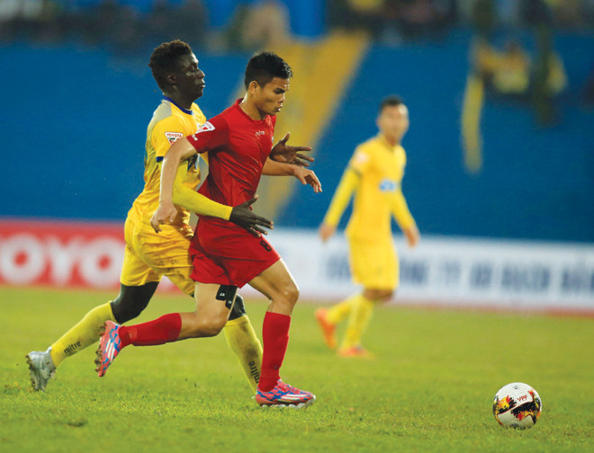 Văn Thắng (phải) chơi rắn quá mức cần thiết trong trận Hải Phòng chia điểm với Thanh Hoá trên sân Lạch Tray chiều qua. Ảnh: VSI