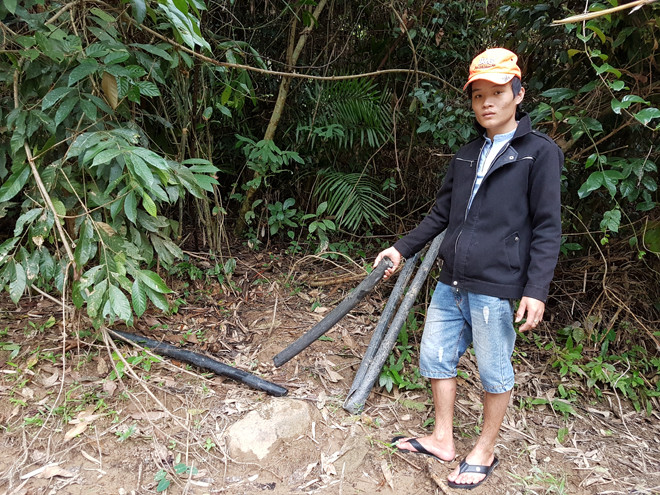 Anh Tăng Tâm chỉ vết chân voi và đoạn đường ống vừa bị đàn voi làm hỏng. Ảnh: h.Văn