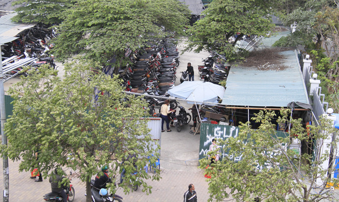 Một bãi gửi xe trên đường Phạm Hùng cạnh bến xe Mỹ Đình.