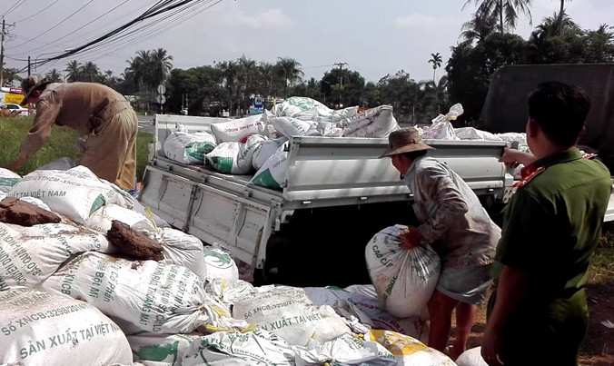 Bắt quả tang xe của doanh nghiệp đổ thải ra môi trường