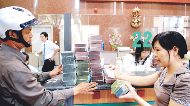 Người dân đắn đo có nên gửi kỳ hạn dài hay không. Ảnh: Như Ý