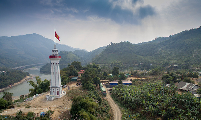 Uy nghi cột cờ Lũng Pô giữa đất trời biên giới. Ảnh: Tùng Duy