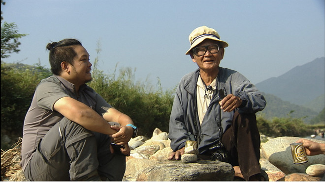 Sau khi vượt qua những cung đường thử thách, ông ngồi bên bờ suốt tận hưởng phút thư thái cùng một người bạn đồng hành. Ảnh: Nhã khanh