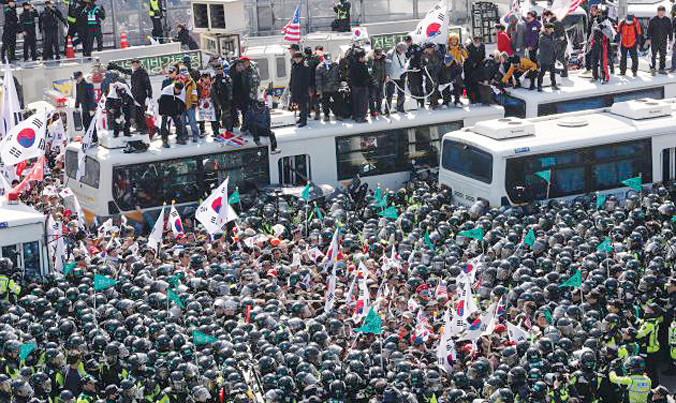 Đám đông ủng hộ bà Park Geun-hye xung đột với cảnh sát chống bạo động gần Tòa án Hiến pháp ở Seoul ngày 10/3. Ảnh: Yonhap
