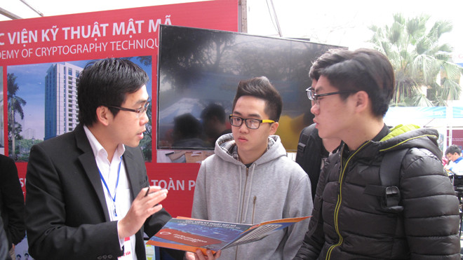 Thí sinh tham gia ngày hội tư vấn, tuyển sinh tại ĐHBK Hà Nội. Ảnh: N.H