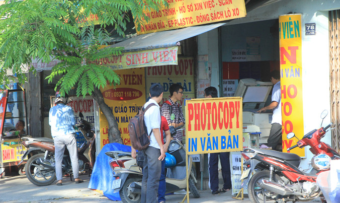 Việc photo copy các tài liệu, giáo trình của sinh viên đang là hành vi vi phạm luật Sở hữu trí tuệ nhưng ít ai để ý. (Ảnh: Nhiều cửa hàng photo copy ở làng Đại học Quốc gia TPHCM). Ảnh: Ngô Tùng