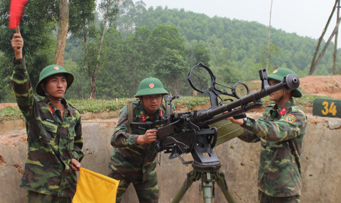 Trung sỹ Vừ Bá Chùa (ngoài cùng bên trái) đang chỉ huy khẩu đội luyện tập. Ảnh: Tường Hiếu