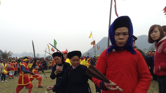 Các bà Then múa quạt và rung chuông đuổi tà ma, hộ tống đoàn quân đánh trận. Ảnh: Ngọc An