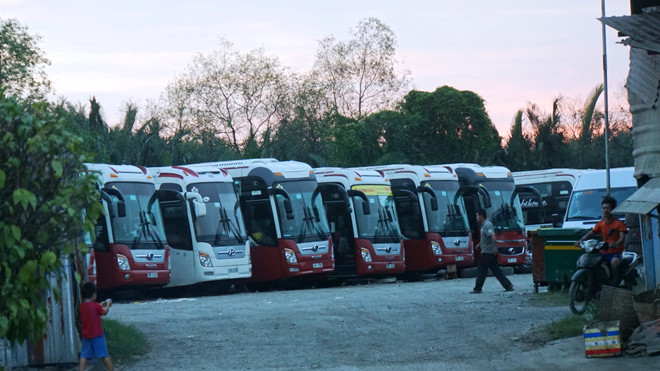 Điểm tập kết mới của xe Thành Bưởi trá hình xe hợp đồng. Ảnh: Bảo An