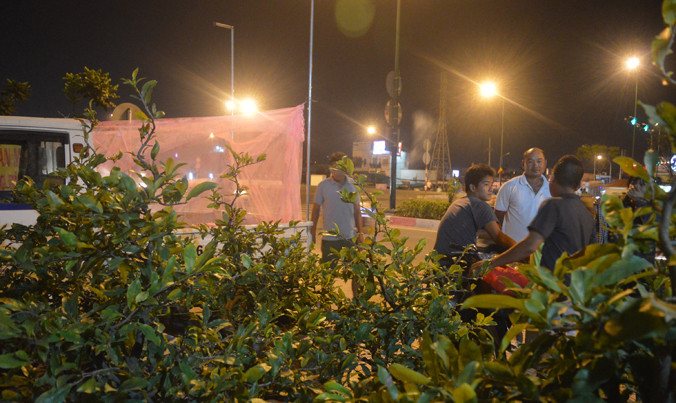 Đêm về, những người trông mai tụ lại nói chuyện để dứt cơn buồn ngủ.