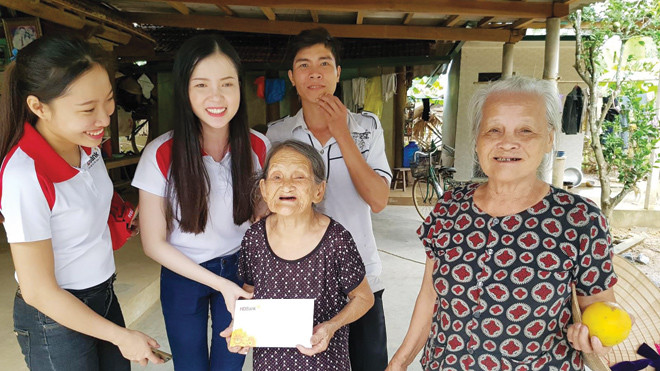 Người đẹp mang “hơi ấm” đến tâm lũ