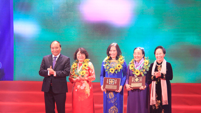 Thủ tướng Chính phủ Nguyễn Xuân Phúc cùng nguyên Phó Chủ tịch nước Nguyễn Thị Doan trao giải thưởng Kovalevskaia cho cá nhân, tập thể đạt giải. Ảnh: Trường Phong