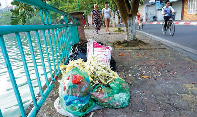 Cần xử phạt các hành vi vứt rác, đầu lọc thuốc lá, đi vệ sinh bừa bãi để răn đe. Ảnh: IT