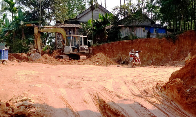 Hiện trường đất lậu nằm trên đồi, sát nhà dân. Nguy cơ tụt đất, sập nhà có thể xảy ra bất cứ lúc nào