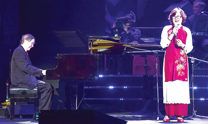 Đêm nhạc Nhớ và Quên diễn ra tại Hà Nội tối 14/1, nhạc sĩ Phạm Tuyên cùng con gái thể hiện một bài hát gắn với kỷ niệm. Ảnh: Huy Giang