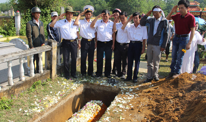 Anh em đồng đội giơ tay chào theo điều lệnh lần cuối tiễn Dũng Gạc Ma. Ảnh: Nguyễn Thành