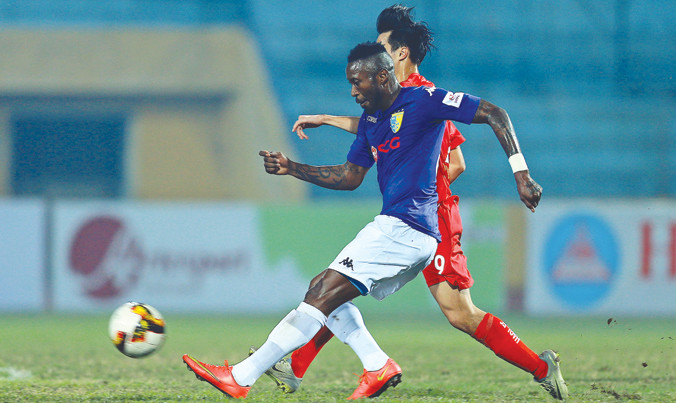 VFF, VPF và Ban Trọng tài có quan điểm khác nhau với pha va chạm giữa Samson (CLB Hà Nội) và Ngọc Quang (HA.GL). Ảnh: VSI