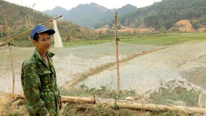 Người dân thôn Bén (xã Công Đa) phàn nàn về bùn thải quặng tràn xuống