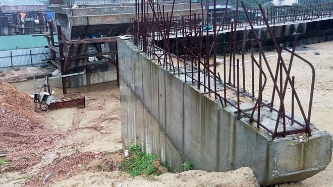 Những kết cấu bê tông, sắt thép điểm rêu, hoen gỉ, ngả nghiêng tại công trình chậm tiến độ.