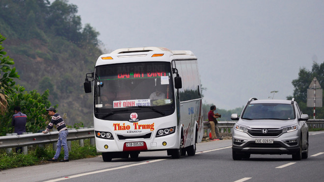 Xe khách dừng đỗ trái quy định trên cao tốc. Ảnh: Nguyễn Hoàn