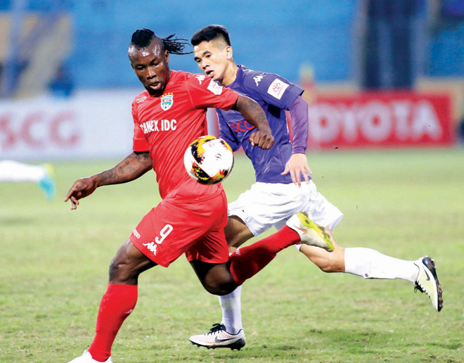 Dù có điểm trên sân Hàng Đẫy song ông lớn một thời, B.Bình Dương, vẫn nằm trong nhóm 3 đội cuối bảng. Ảnh: VSI