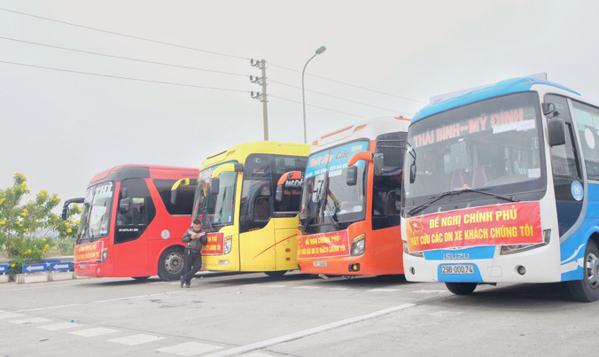 Các nhà xe dừng tại trạm thu phí Pháp Vân - Cầu Giẽ phản đối điều chuyển luồng tuyến