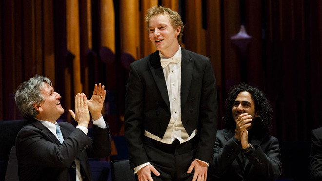 Nhạc trưởng người Đức sinh 1990 và Dàn nhạc Giao hưởng London trình diễn tại Hà Nội tối nay. Ảnh: LSO