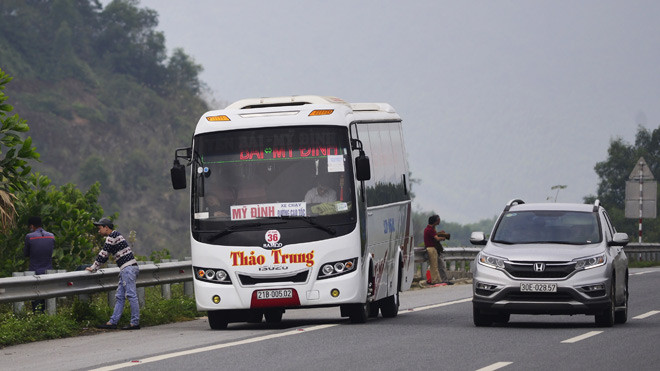 Xe khách dừng đỗ trái quy định trên đường cao tốc. Ảnh: Nguyễn Hoàn
