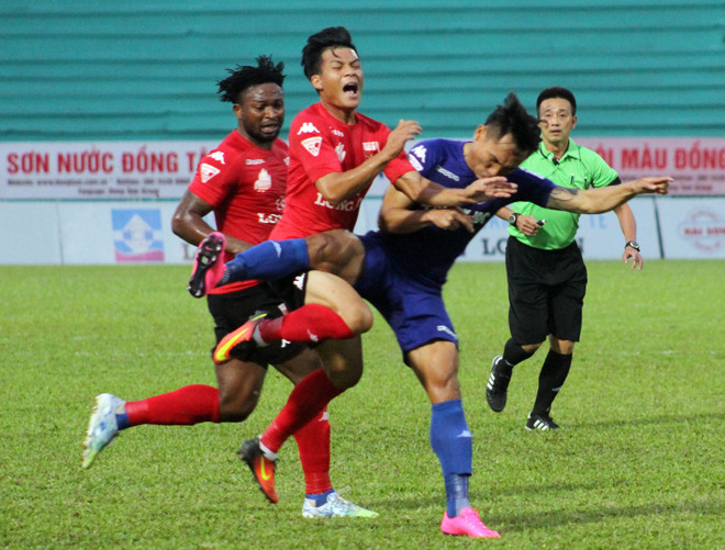 Sân Tân An vắng hoe khán giả trong ngày chủ nhà Long An tiếp B.Bình Dương. Ảnh: T.Vũ