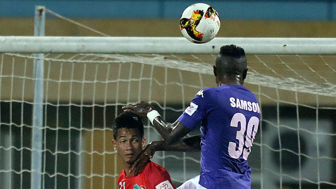 HA.GL (trái) trắng tay sau 3 lượt trận đầu là hệ quả của việc không có một chân sút đẳng cấp trên hàng công như đối thủ Hà Nội (phải), bên cạnh dàn nội binh trẻ tuổi chưa dày dạn kinh nghiệm thi đấu. Ảnh: VSI