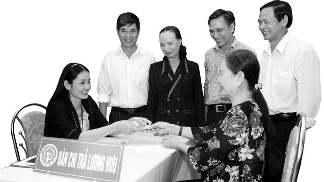 Việc đề xuất tăng tuổi nghỉ hưu là nhằm bảo đảm an toàn cho Quỹ Hưu trí (trong ảnh: người dân nhận lương hưu)