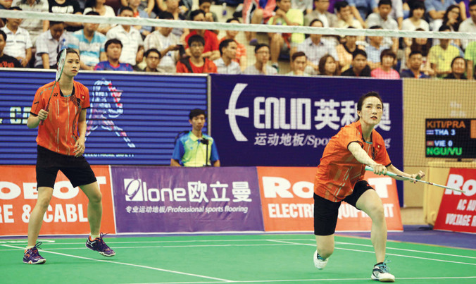 Vũ Thị Trang (phải) và Nguyễn Thị Sen đã có trận thắng quyết định giúp ĐT cầu lông Việt Nam giành chiến thắng danh dự trước ĐT Philippines. Ảnh T.Vũ