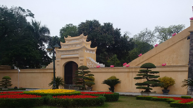 Cổng bên Đoan Môn được quét vôi vàng lên cả phần mái giả ngói. Ảnh: Toan Toan