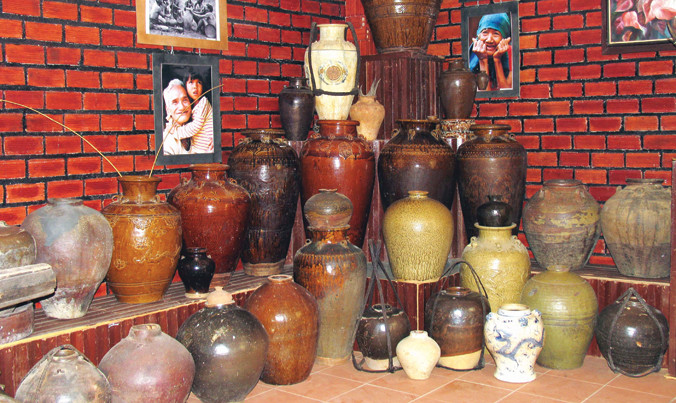 Một góc bộ sưu tập ché của anh Tâm.