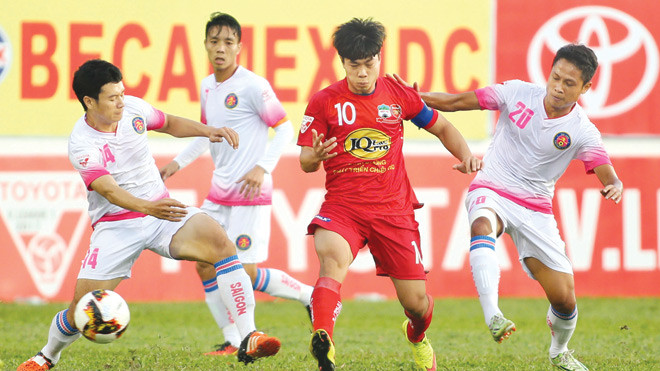 Các cầu thủ HAGL (giữa) đã có điểm đầu tiên tại V-League 2017 sau trận hòa với CLB Sài Gòn. Ảnh: VSI