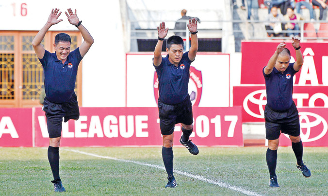 Việc phân công trọng tài làm nhiệm vụ vẫn là thẩm quyền của Ban trọng tài. BTC V-League chỉ có vai trò đóng góp ý kiến, không thể quyết định việc phân công trọng tài. Ảnh: VSI